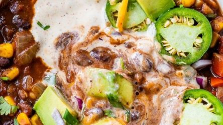 Makkelijke zwarte bonen vegetarische chili met gekruide yoghurt